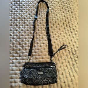 NWOT baggallini with many pockets. Adjustable crossbody. Wristlet